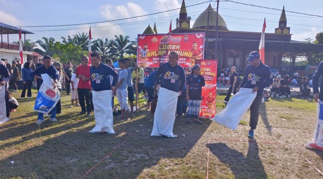 FOTO : Kapolres Katingan AKBP Dodik Hartono, bersama Wakil Bupati, Ketua DPRD Katingan dan pejabatnya lainnya, ikut meramaikan salah satu lomba balap karung pada HUT Bhayangkara Ke 80.