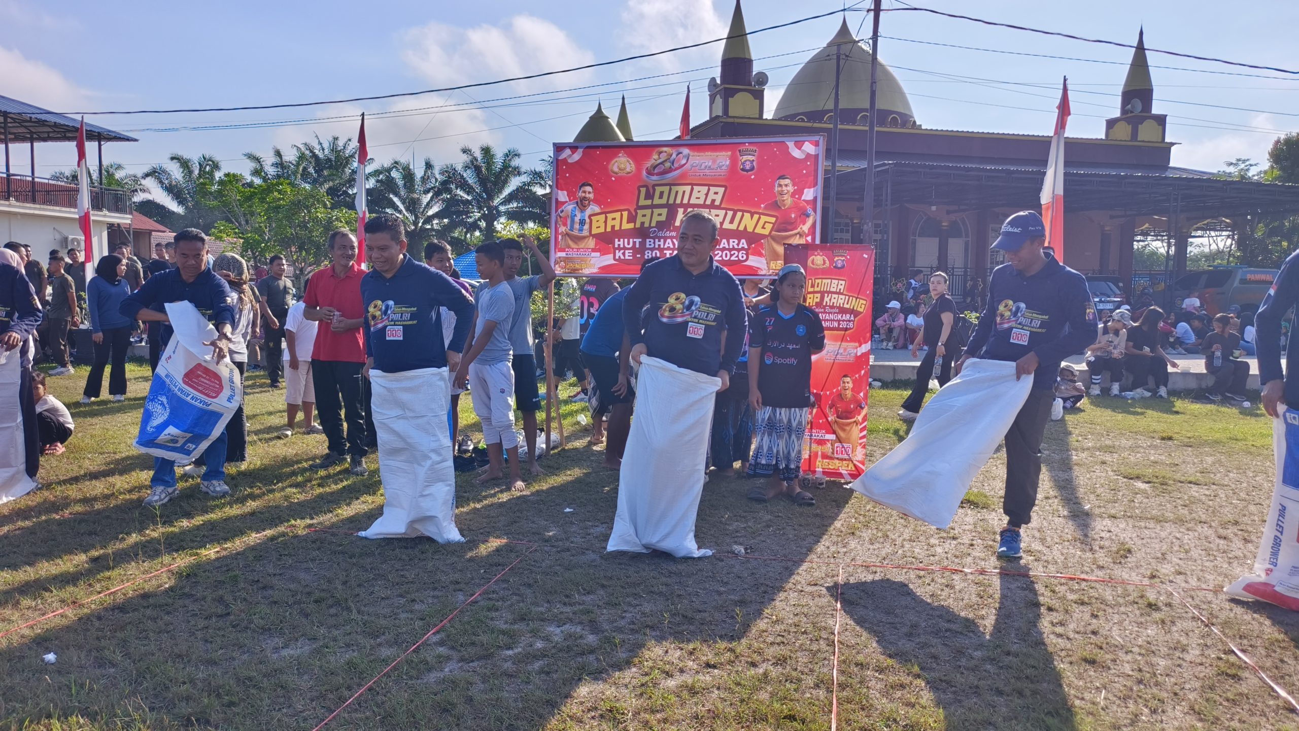 FOTO : Kapolres Katingan AKBP Dodik Hartono, bersama Wakil Bupati, Ketua DPRD Katingan dan pejabatnya lainnya, ikut meramaikan salah satu lomba balap karung pada HUT Bhayangkara Ke 80.
