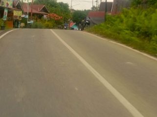 Kondisi Salah Satu Ruas Jalan Milik Kabupaten Yang Minim Miliki Rambu Rambu Lalu Lintas