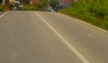 Kondisi Salah Satu Ruas Jalan Milik Kabupaten Yang Minim Miliki Rambu Rambu Lalu Lintas