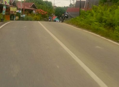 Kondisi Salah Satu Ruas Jalan Milik Kabupaten Yang Minim Miliki Rambu Rambu Lalu Lintas