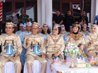 HADIRI : Ketua DPRD Kabupaten Gumas Binartha (ujung kiri) ketika menghadiri suatu kegiatan, belum lama ini.
