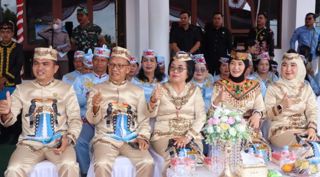 HADIRI : Ketua DPRD Kabupaten Gumas Binartha (ujung kiri) ketika menghadiri suatu kegiatan, belum lama ini.