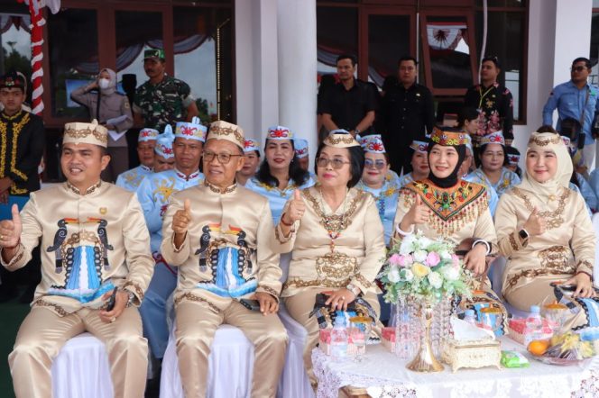 
					HADIRI : Ketua DPRD Kabupaten Gumas Binartha (ujung kiri) ketika menghadiri suatu kegiatan, belum lama ini.