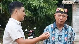 BERBINCANG : Anggota Komisi III DPRD Kabupaten Gumas Herda (kiri) berbincang dengan Damang Kepala Adat Kecamatan Rungan Kuling, terkait rencana penggabungan SDN 4 ke SDN 2 Tumbang Jutuh, Kecamatan Rungan, belum lama ini.