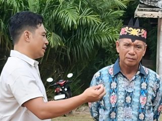 BERBINCANG : Anggota Komisi III DPRD Kabupaten Gumas Herda (kiri) berbincang dengan Damang Kepala Adat Kecamatan Rungan Kuling, terkait rencana penggabungan SDN 4 ke SDN 2 Tumbang Jutuh, Kecamatan Rungan, belum lama ini.