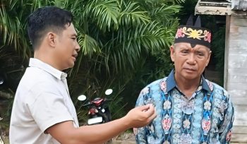 BERBINCANG : Anggota Komisi III DPRD Kabupaten Gumas Herda (kiri) berbincang dengan Damang Kepala Adat Kecamatan Rungan Kuling, terkait rencana penggabungan SDN 4 ke SDN 2 Tumbang Jutuh, Kecamatan Rungan, belum lama ini.