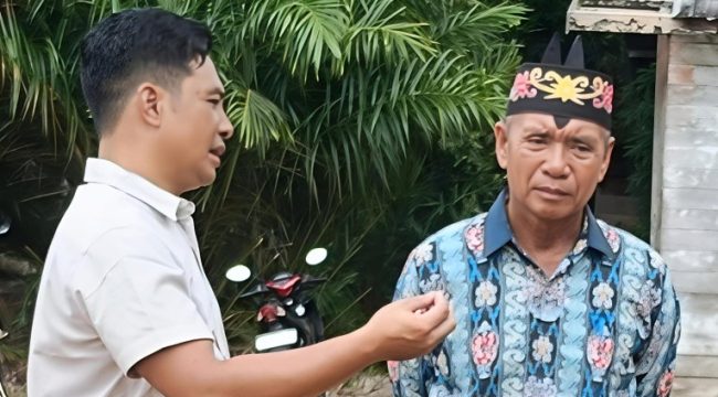 BERBINCANG : Anggota Komisi III DPRD Kabupaten Gumas Herda (kiri) berbincang dengan Damang Kepala Adat Kecamatan Rungan Kuling, terkait rencana penggabungan SDN 4 ke SDN 2 Tumbang Jutuh, Kecamatan Rungan, belum lama ini.