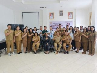 BERSAMA : Anggota DPRD Kabupaten Gumas Rayaniatie Djangkan bersama tenaga kesehatan, usai reses perorangan di RSUD Kuala Kurun, Selasa, 21 Juli 2026.
