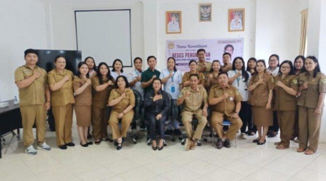 BERSAMA : Anggota DPRD Kabupaten Gumas Rayaniatie Djangkan bersama tenaga kesehatan, usai reses perorangan di RSUD Kuala Kurun, Selasa, 21 Juli 2026.