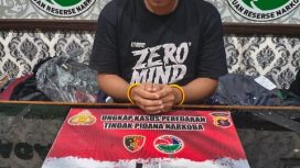 AMANKAN : Tersangka TM (29) beserta barang bukti lainnya ketika diamankan di kantor satres narkoba polres setempat, Rabu, 8 Juli 2026.