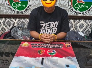 AMANKAN : Tersangka TM (29) beserta barang bukti lainnya ketika diamankan di kantor satres narkoba polres setempat, Rabu, 8 Juli 2026.