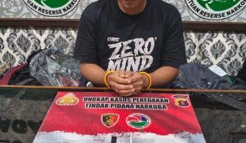 AMANKAN : Tersangka TM (29) beserta barang bukti lainnya ketika diamankan di kantor satres narkoba polres setempat, Rabu, 8 Juli 2026.