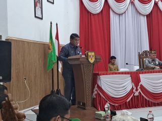 REKOMENDASI : Juru Bicara Banggar DPRD Kabupaten Gumas Yulius Agau saat menyampaikan catatan dan rekomendasi terhadap pembahasan Raperda tentang pertanggungjawaban pelaksanaan APBD tahun 2026, pada rapat paripurna ke-4 masa persidangan III tahun sidang 2026, Senin (6/7/2026).