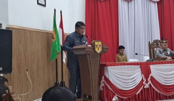 REKOMENDASI : Juru Bicara Banggar DPRD Kabupaten Gumas Yulius Agau saat menyampaikan catatan dan rekomendasi terhadap pembahasan Raperda tentang pertanggungjawaban pelaksanaan APBD tahun 2026, pada rapat paripurna ke-4 masa persidangan III tahun sidang 2026, Senin (6/7/2026).