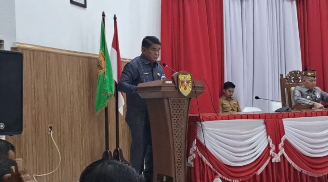 REKOMENDASI : Juru Bicara Banggar DPRD Kabupaten Gumas Yulius Agau saat menyampaikan catatan dan rekomendasi terhadap pembahasan Raperda tentang pertanggungjawaban pelaksanaan APBD tahun 2026, pada rapat paripurna ke-4 masa persidangan III tahun sidang 2026, Senin (6/7/2026).