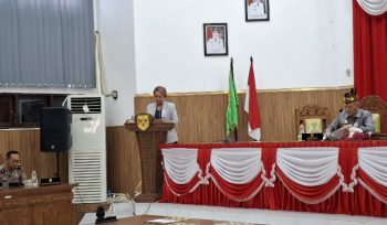 SAMPAIKAN LAPORAN : Juru Bicara Bapemperda DPRD Kabupaten Gumas Iceu Purnamasari ketika sampaikan laporan hasil pembahasan bapemperda, dalam rapat paripurna ke-4 masa persidangan III tahun sidang 2026, Senin, 6 Juli 2026.