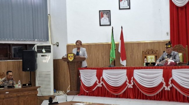 SAMPAIKAN LAPORAN : Juru Bicara Bapemperda DPRD Kabupaten Gumas Iceu Purnamasari ketika sampaikan laporan hasil pembahasan bapemperda, dalam rapat paripurna ke-4 masa persidangan III tahun sidang 2026, Senin, 6 Juli 2026.