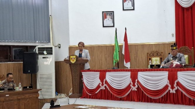 
					SAMPAIKAN LAPORAN : Juru Bicara Bapemperda DPRD Kabupaten Gumas Iceu Purnamasari ketika sampaikan laporan hasil pembahasan bapemperda, dalam rapat paripurna ke-4 masa persidangan III tahun sidang 2026, Senin, 6 Juli 2026.