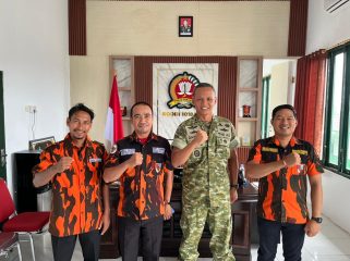 FOTO BERSAMA : Dandim 1018/Gumas Letkol Arm Danang Wahyu Utomo, S.Sos, M.H.I, ketika berfoto bersama dengan Ketua PC Sapma PP Gumas Mitra Tanjung, S.IP, dan pengurus PC Sapma PP, Senin, 30 Juni 2026.