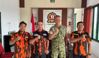 FOTO BERSAMA : Dandim 1018/Gumas Letkol Arm Danang Wahyu Utomo, S.Sos, M.H.I, ketika berfoto bersama dengan Ketua PC Sapma PP Gumas Mitra Tanjung, S.IP, dan pengurus PC Sapma PP, Senin, 30 Juni 2026.
