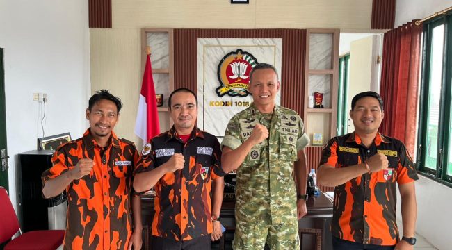 FOTO BERSAMA : Dandim 1018/Gumas Letkol Arm Danang Wahyu Utomo, S.Sos, M.H.I, ketika berfoto bersama dengan Ketua PC Sapma PP Gumas Mitra Tanjung, S.IP, dan pengurus PC Sapma PP, Senin, 30 Juni 2026.