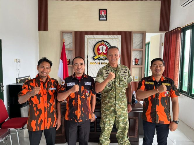 
					FOTO BERSAMA : Dandim 1018/Gumas Letkol Arm Danang Wahyu Utomo, S.Sos, M.H.I, ketika berfoto bersama dengan Ketua PC Sapma PP Gumas Mitra Tanjung, S.IP, dan pengurus PC Sapma PP, Senin, 30 Juni 2026.