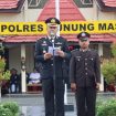 INSPEKTUR UPACARA : Kapolres Gumas AKBP Heru Eko Wibowo, S.I.K, M.H, ketika menjadi inspektur upacara di peringatan Hari Bhayangkara ke-80 tahun 2026, di Lapangan Tantya Sudhirajati Polres Gumas, Rabu, 1 Juli 2026.