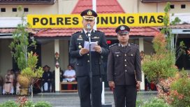 INSPEKTUR UPACARA : Kapolres Gumas AKBP Heru Eko Wibowo, S.I.K, M.H, ketika menjadi inspektur upacara di peringatan Hari Bhayangkara ke-80 tahun 2026, di Lapangan Tantya Sudhirajati Polres Gumas, Rabu, 1 Juli 2026.