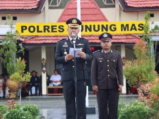 INSPEKTUR UPACARA : Kapolres Gumas AKBP Heru Eko Wibowo, S.I.K, M.H, ketika menjadi inspektur upacara di peringatan Hari Bhayangkara ke-80 tahun 2026, di Lapangan Tantya Sudhirajati Polres Gumas, Rabu, 1 Juli 2026.