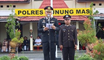 INSPEKTUR UPACARA : Kapolres Gumas AKBP Heru Eko Wibowo, S.I.K, M.H, ketika menjadi inspektur upacara di peringatan Hari Bhayangkara ke-80 tahun 2026, di Lapangan Tantya Sudhirajati Polres Gumas, Rabu, 1 Juli 2026.