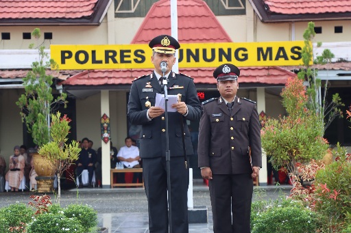INSPEKTUR UPACARA : Kapolres Gumas AKBP Heru Eko Wibowo, S.I.K, M.H, ketika menjadi inspektur upacara di peringatan Hari Bhayangkara ke-80 tahun 2026, di Lapangan Tantya Sudhirajati Polres Gumas, Rabu, 1 Juli 2026.