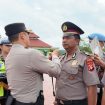 NAIK PANGKAT : Kapolres Gumas AKBP Heru Eko Wibowo, S.I.K, M.H, ketika menyematkan tanda kepangkatan kepada personel yang naik pangkat, Rabu, 1 Juli 2026.