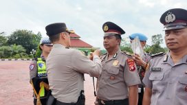 NAIK PANGKAT : Kapolres Gumas AKBP Heru Eko Wibowo, S.I.K, M.H, ketika menyematkan tanda kepangkatan kepada personel yang naik pangkat, Rabu, 1 Juli 2026.