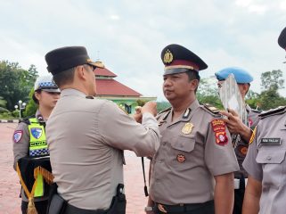 NAIK PANGKAT : Kapolres Gumas AKBP Heru Eko Wibowo, S.I.K, M.H, ketika menyematkan tanda kepangkatan kepada personel yang naik pangkat, Rabu, 1 Juli 2026.