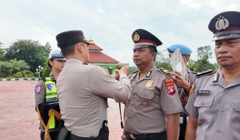 NAIK PANGKAT : Kapolres Gumas AKBP Heru Eko Wibowo, S.I.K, M.H, ketika menyematkan tanda kepangkatan kepada personel yang naik pangkat, Rabu, 1 Juli 2026.