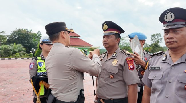 NAIK PANGKAT : Kapolres Gumas AKBP Heru Eko Wibowo, S.I.K, M.H, ketika menyematkan tanda kepangkatan kepada personel yang naik pangkat, Rabu, 1 Juli 2026.