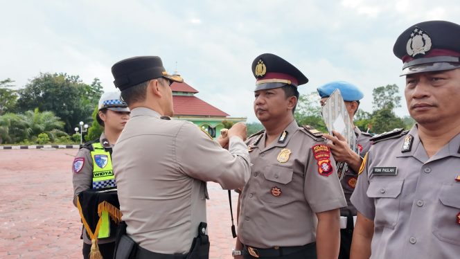 
					NAIK PANGKAT : Kapolres Gumas AKBP Heru Eko Wibowo, S.I.K, M.H, ketika menyematkan tanda kepangkatan kepada personel yang naik pangkat, Rabu, 1 Juli 2026.