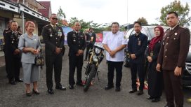 HADIRI : Anggota DPRD Kabupaten Gumas Iceu Purnamasari (ujung kiri) saat menghadiri launching SKCK keliling Gula Madu di mapolres setempat, Rabu, 1 Juli 2026.