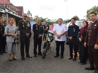 HADIRI : Anggota DPRD Kabupaten Gumas Iceu Purnamasari (ujung kiri) saat menghadiri launching SKCK keliling Gula Madu di mapolres setempat, Rabu, 1 Juli 2026.