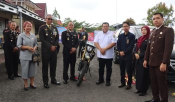 HADIRI : Anggota DPRD Kabupaten Gumas Iceu Purnamasari (ujung kiri) saat menghadiri launching SKCK keliling Gula Madu di mapolres setempat, Rabu, 1 Juli 2026.