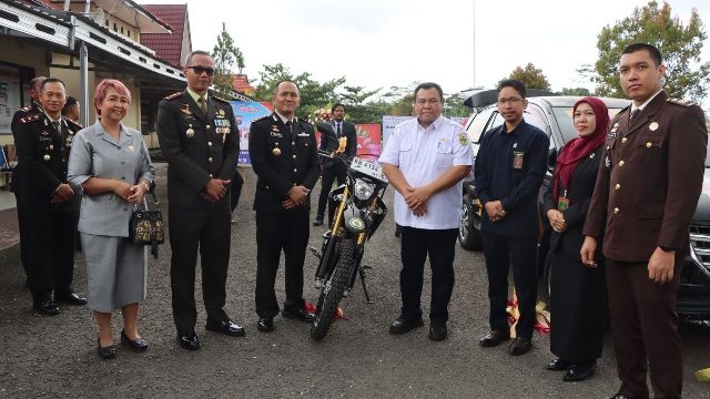 HADIRI : Anggota DPRD Kabupaten Gumas Iceu Purnamasari (ujung kiri) saat menghadiri launching SKCK keliling Gula Madu di mapolres setempat, Rabu, 1 Juli 2026.