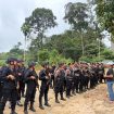 FOTO : Suasana saat tim kepolisian melakukan pencarian dua anggota polisi hilang, di kawasan di Desa Tumbang Kalemei.
