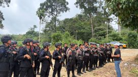 FOTO : Suasana saat tim kepolisian melakukan pencarian dua anggota polisi hilang, di kawasan di Desa Tumbang Kalemei.
