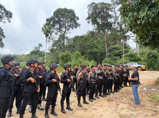 FOTO : Suasana saat tim kepolisian melakukan pencarian dua anggota polisi hilang, di kawasan di Desa Tumbang Kalemei.
