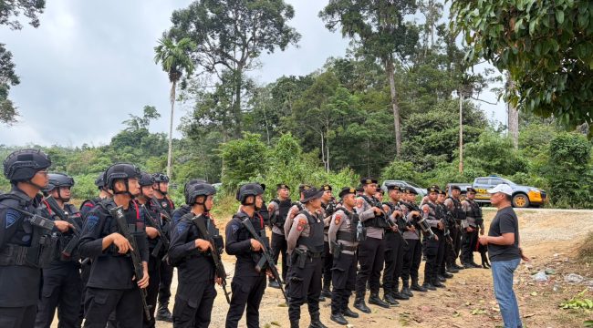 FOTO : Suasana saat tim kepolisian melakukan pencarian dua anggota polisi hilang, di kawasan di Desa Tumbang Kalemei.
