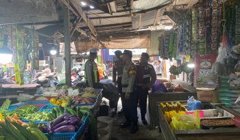 PATROLI : Tim piket pamapta II bersama piket fungsi Polres Gumas ketika melakukan patroli ke Pasar Lama Kuala Kurun, Sabtu, 4 Juli 2026.