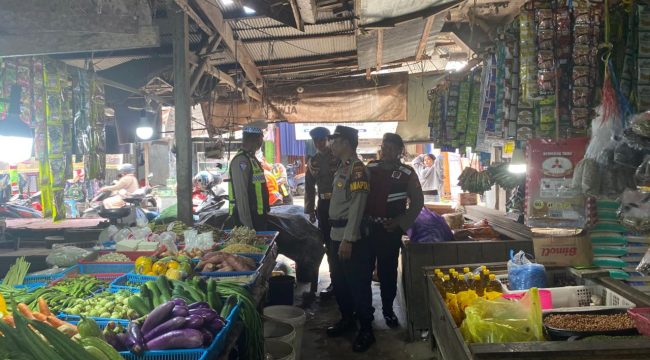 PATROLI : Tim piket pamapta II bersama piket fungsi Polres Gumas ketika melakukan patroli ke Pasar Lama Kuala Kurun, Sabtu, 4 Juli 2026.