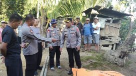 FOTO : Suasana saat jenazah korban usai di evakuasi pihak kepolisian di posko pencarian.