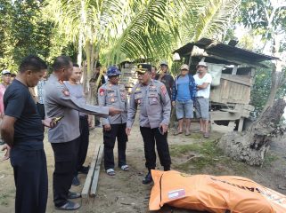 FOTO : Suasana saat jenazah korban usai di evakuasi pihak kepolisian di posko pencarian.